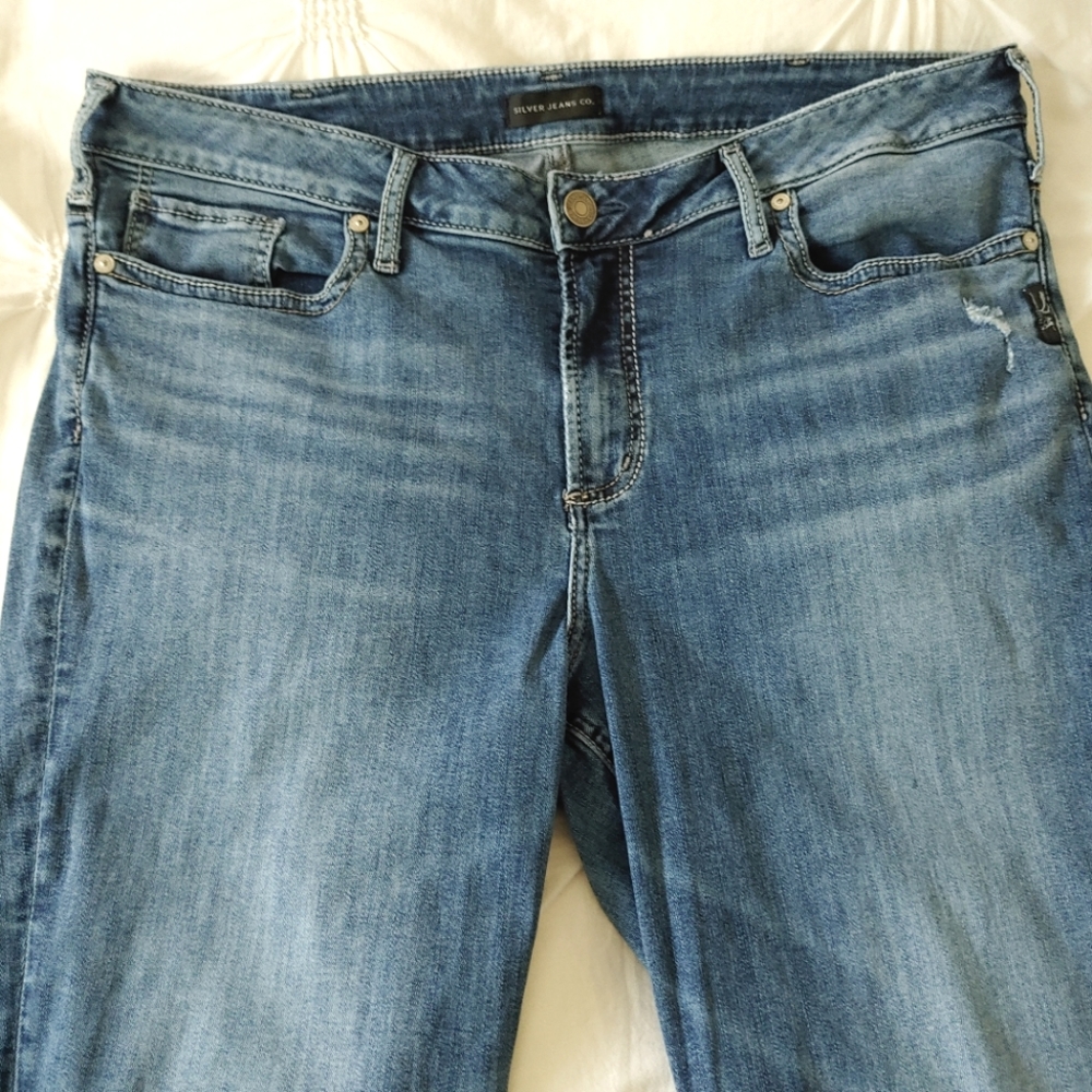 Silver Jeans co. medium wash Avery slim blue jeans. Size 18×L31